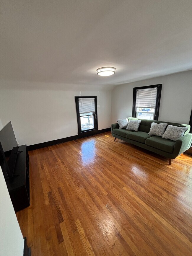 sala de estar al revés - 302 W Washington St