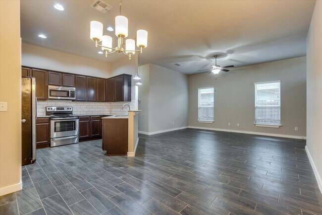 Foto del edificio - BEAUTIFUL 3 BEDROOM TOWNHOUSE LOCATED IN BASTROP, TEXAS!