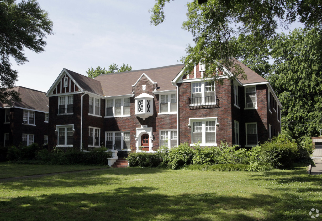 Primary Photo - Parkway Arms Apartments