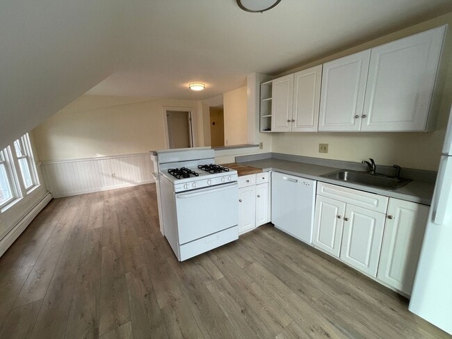 Building Photo - 17 Uni