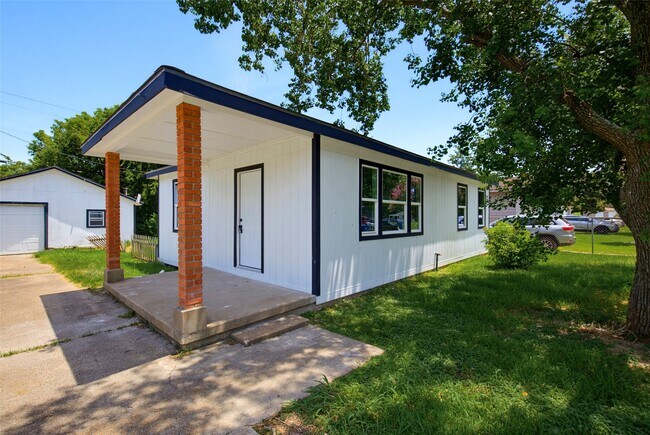 Building Photo - 1004 11th St N