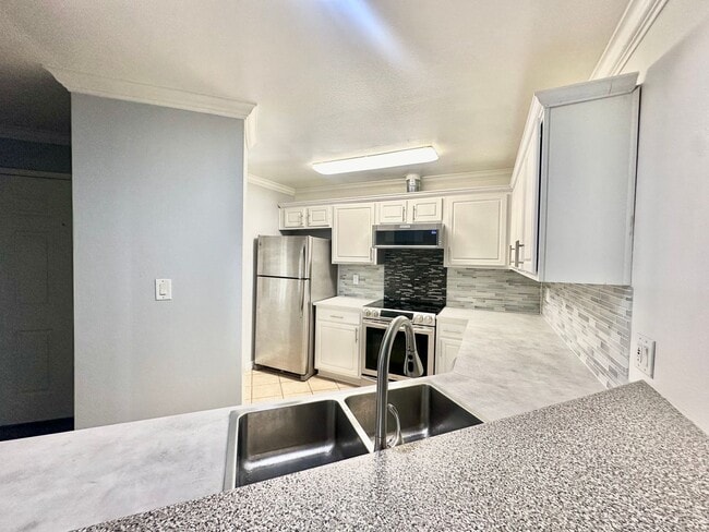 Building Photo - Bright and Gorgeous Condo in UTC near UCSD!!