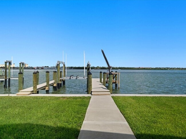 Building Photo - 828 Bay Point Dr