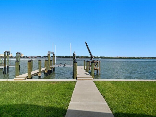 Foto del edificio - 828 Bay Point Dr