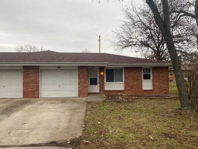 Foto del edificio - 3BR/1BA/1 car garage - duplex unit