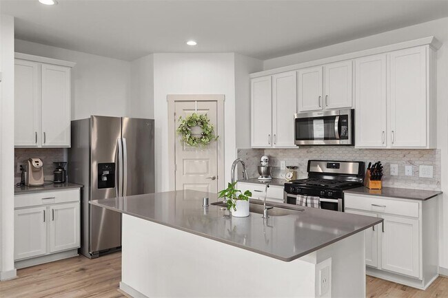 Foto del edificio - 2709 Golden Palms Ln