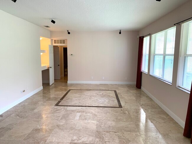 Foto del edificio - 963 N Jacks Lake Rd