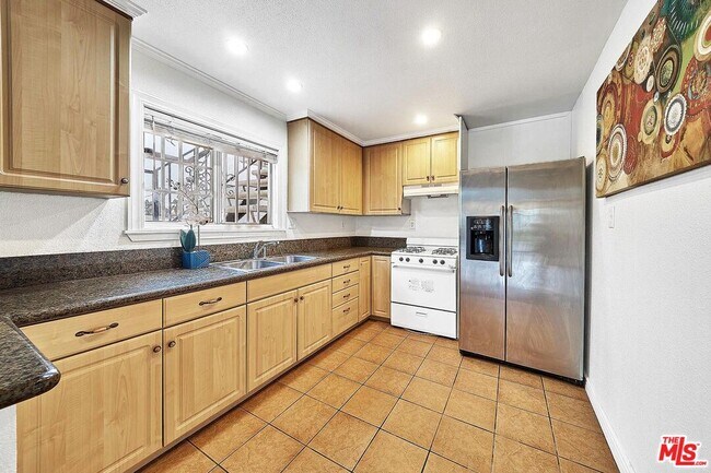 Foto del edificio - 323 N Serrano Ave