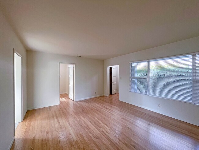 Building Photo - 1365 N Roosevelt Ave