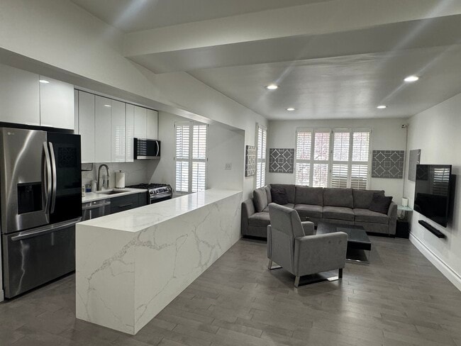 Foto del edificio - 64-35-35 Yellowstone Blvd