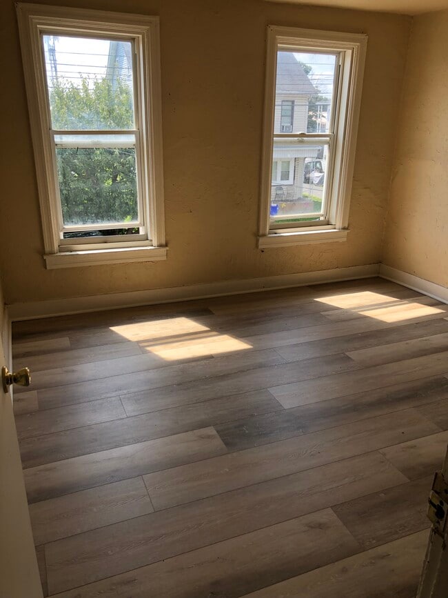 Dormitorio de 2 pisos - 2124 Greenwood St