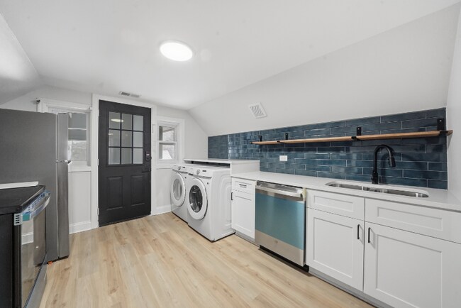 Foto del edificio - 6640 W Foster Ave