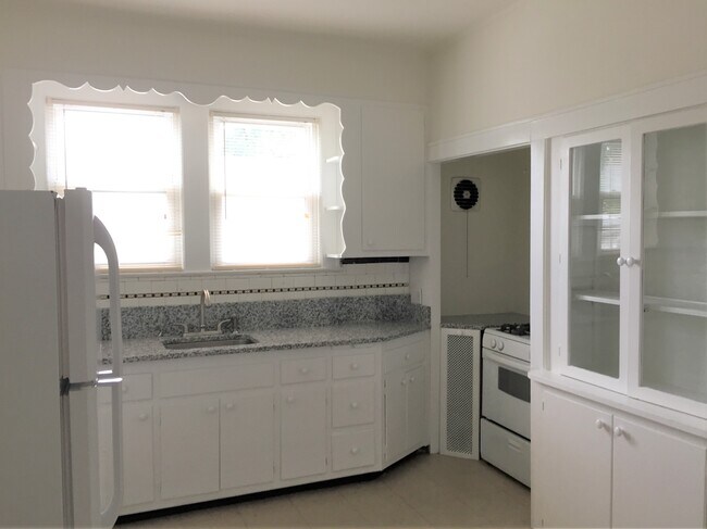 Kitchen - 1157 Magie Ave