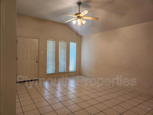 Foto del edificio - 1809 N W S Young Dr