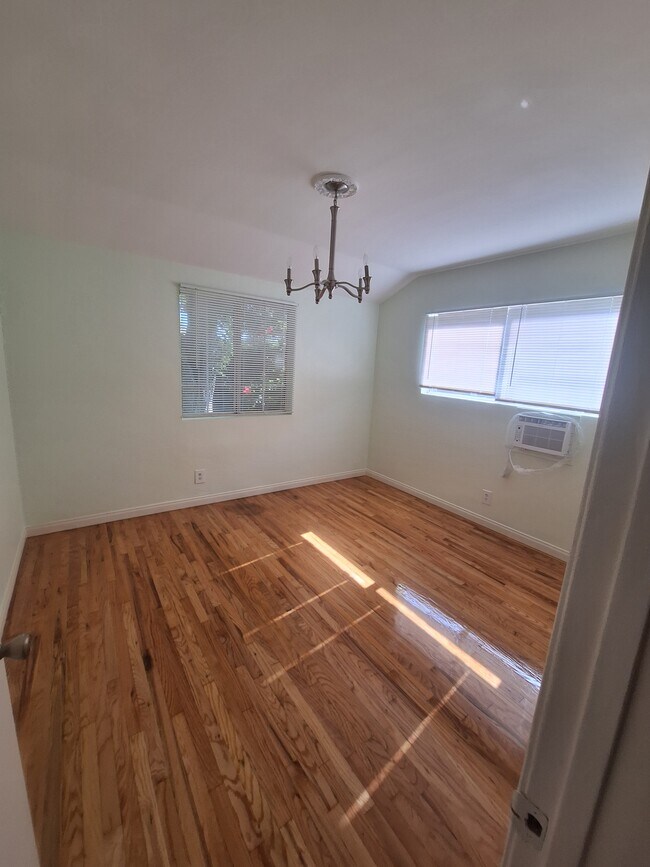 Dormitorio de tamaño completo - 16663 Victory Blvd