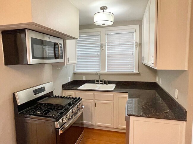 Building Photo - Magnolia 2-bed Townhome with a View!