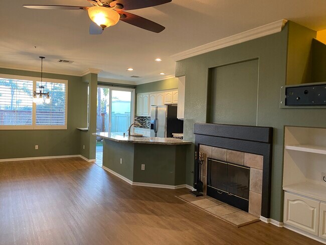 Building Photo - 557 Sweet Pea Pl