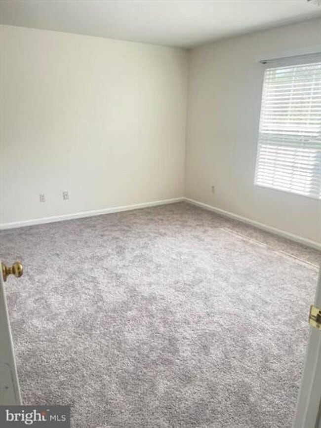 Foto del edificio - Amazing corner 3 bedroom/ 2 full bathroom