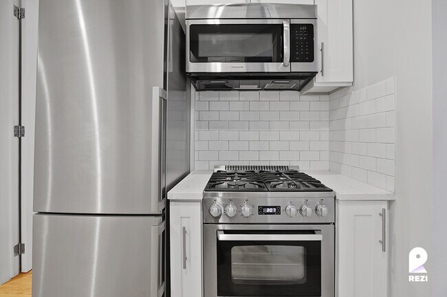 Building Photo - 175 E 105th St