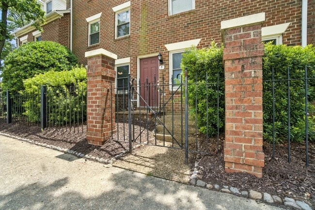 Building Photo - Updated Brick Condo in the Heart of Downto...