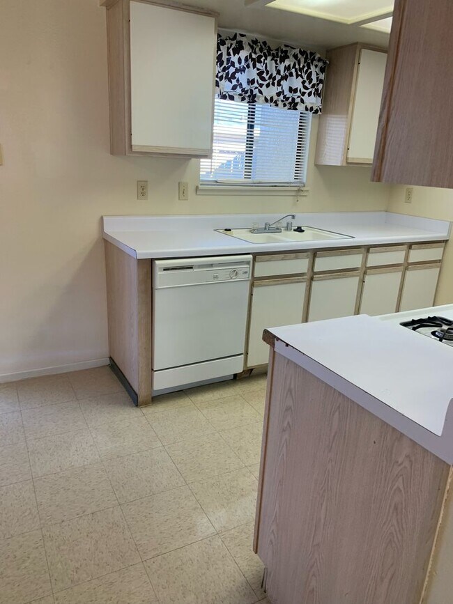 Foto del edificio - 1 BEDROOM 1 BATH TRIPLEX