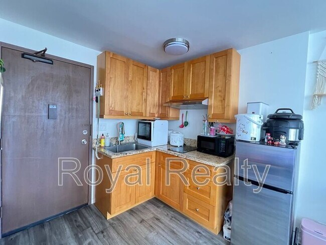 Building Photo - 1560 Kanunu St