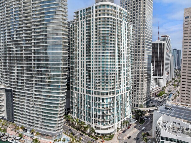 Foto del edificio - 300 S Biscayne Blvd