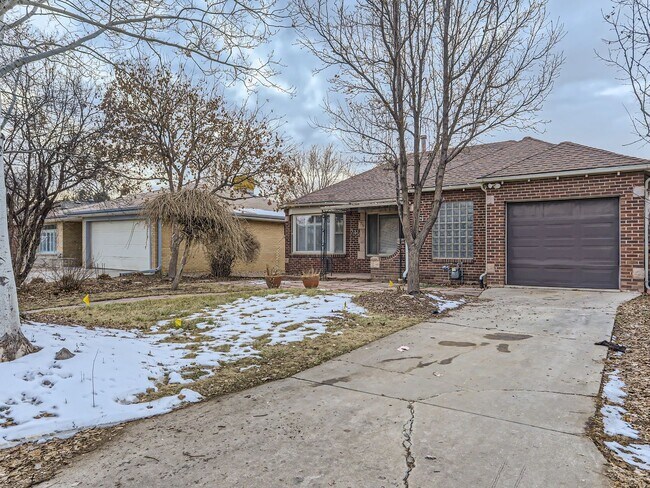 Foto del edificio - Evolve Real Estate: Available 8/8/26 Brick Tudor with Large Yard and Finished Basement!