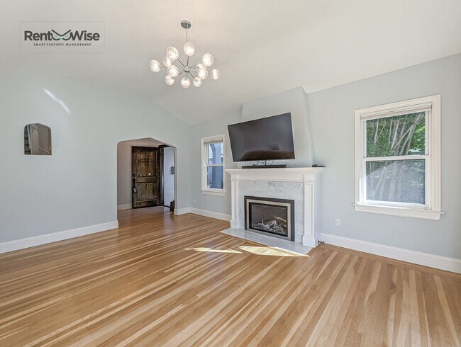 Building Photo - 4 br, 3 bath House - 1419 Cordilleras Ave