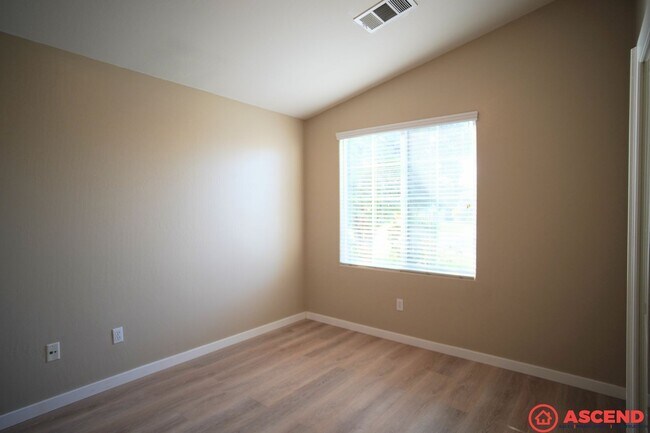 Building Photo - MOVE IN SPECIAL!!! $750 OFF FIRST MONTHS R...