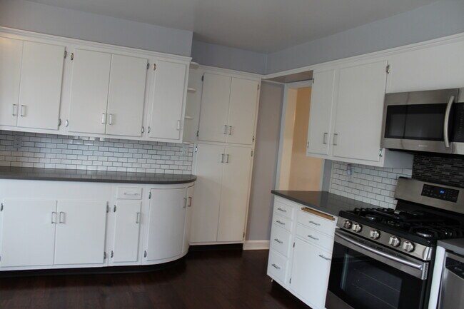 Building Photo - 2 Dinsmore Pl