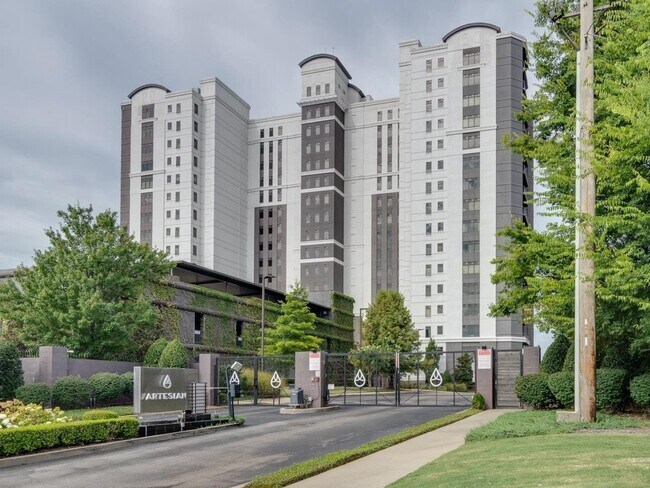 Building Photo - 717 Riverside Dr