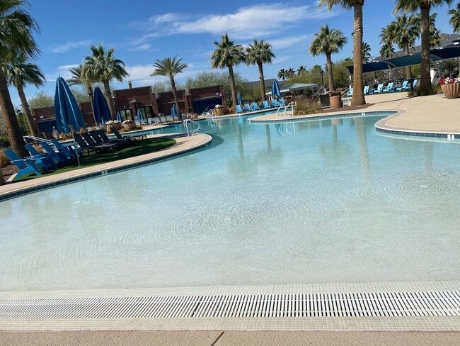 El increíble parque de natación comunitario de Verrados - 19848 W Monterosa St