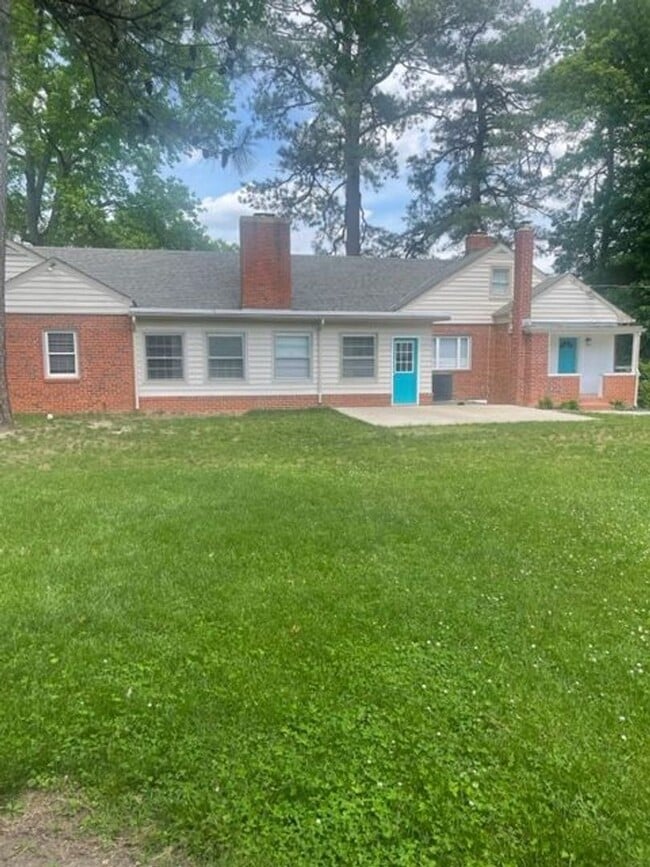 Building Photo - Charming 5 Bedroom Rancher Available Now !