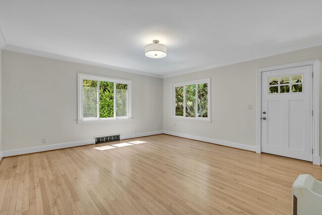 Foto del edificio - Custom-Built Charm in West Seattle | 4 Bed...