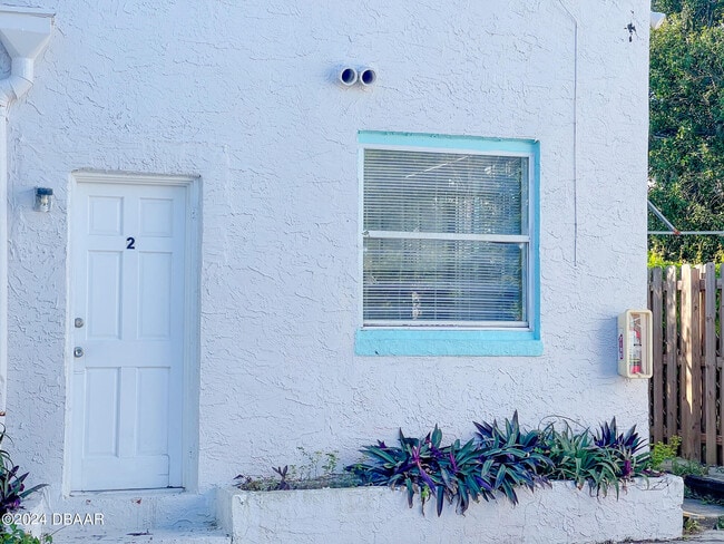 Building Photo - 411 N Oleander Ave