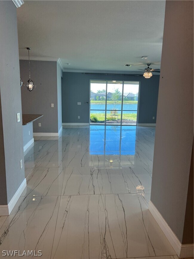 Foto del edificio - 4351 Bluegrass Dr