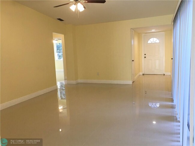 Building Photo - 9501 W Fern Ln