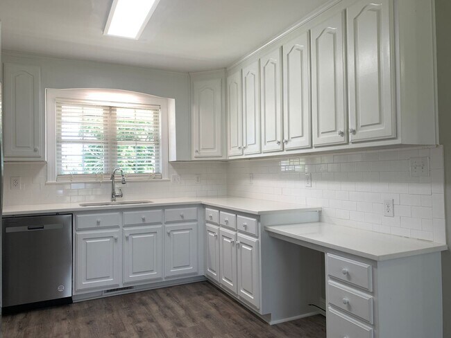 Foto del edificio - Beautifully Renovated Ranch, Nestled In Pr...