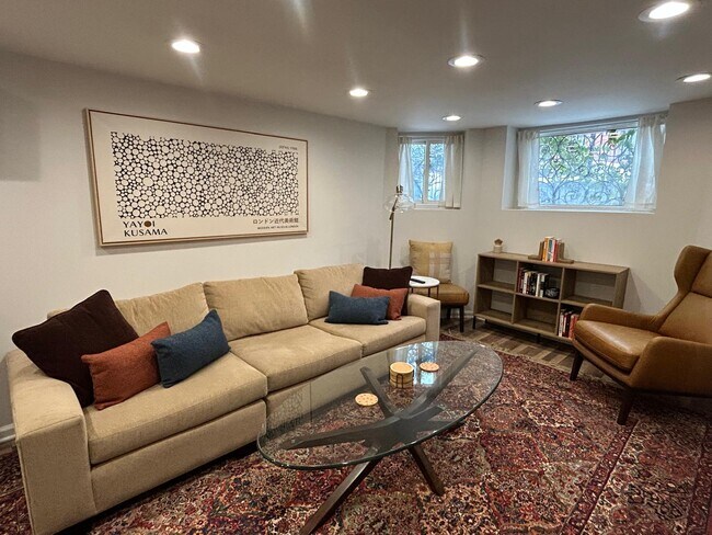 Foto del edificio - 2227 N Bissell St