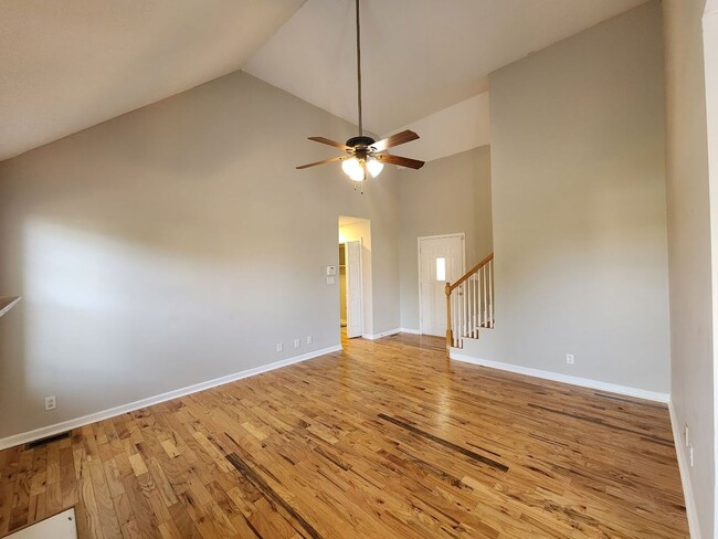 Building Photo - $1795 - 3 Beds 2 Baths + Bonus Room