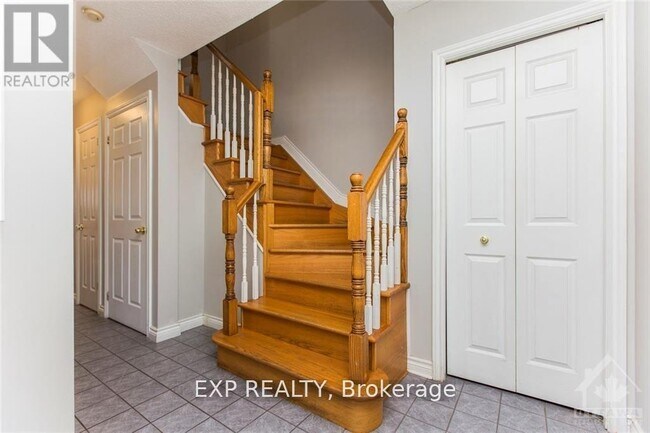 Photo du bâtiment - 100 Hunterswood Crescent