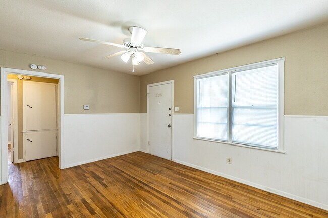 Building Photo - 2-Bedroom Home - Cozy 705 sq ft Oasis with Full Bath!