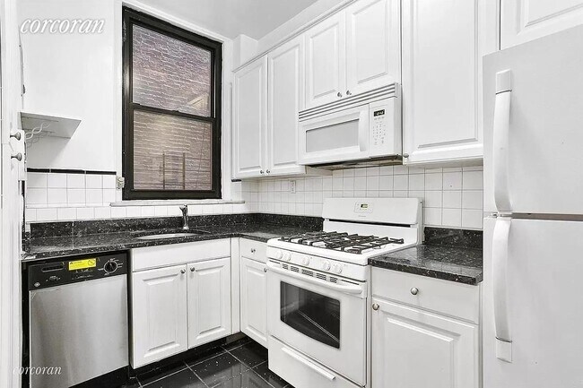 Building Photo - 202 W 107th St