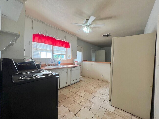 Building Photo - Tech Terrace home is Pre-Leasing for Fall ...