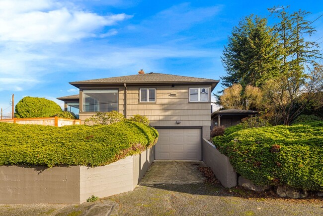 Building Photo - Meticulously Remodeled Home in Edmonds Bow...