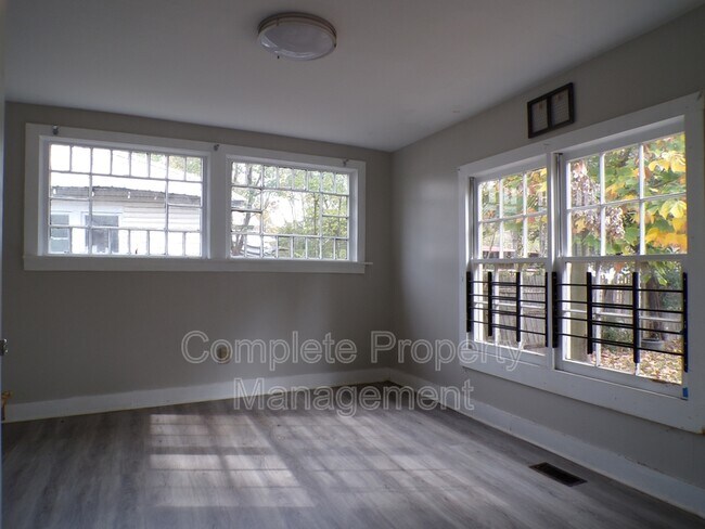 Foto del edificio - 6817 Division Ave