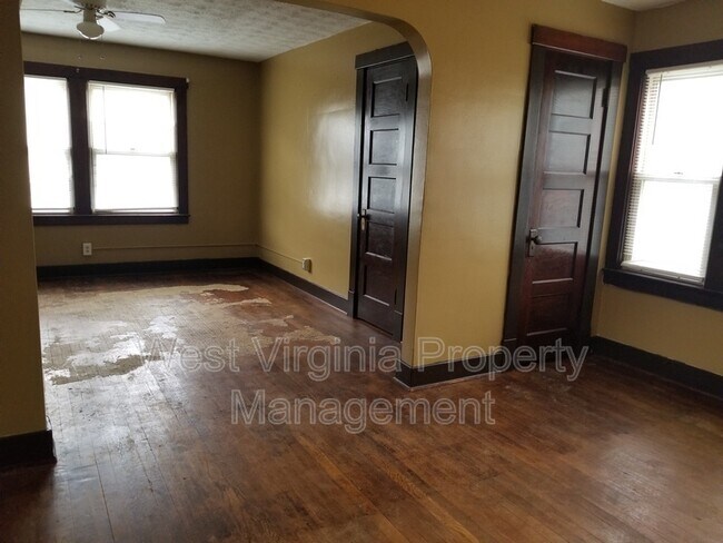 Building Photo - 49 Astor Ln
