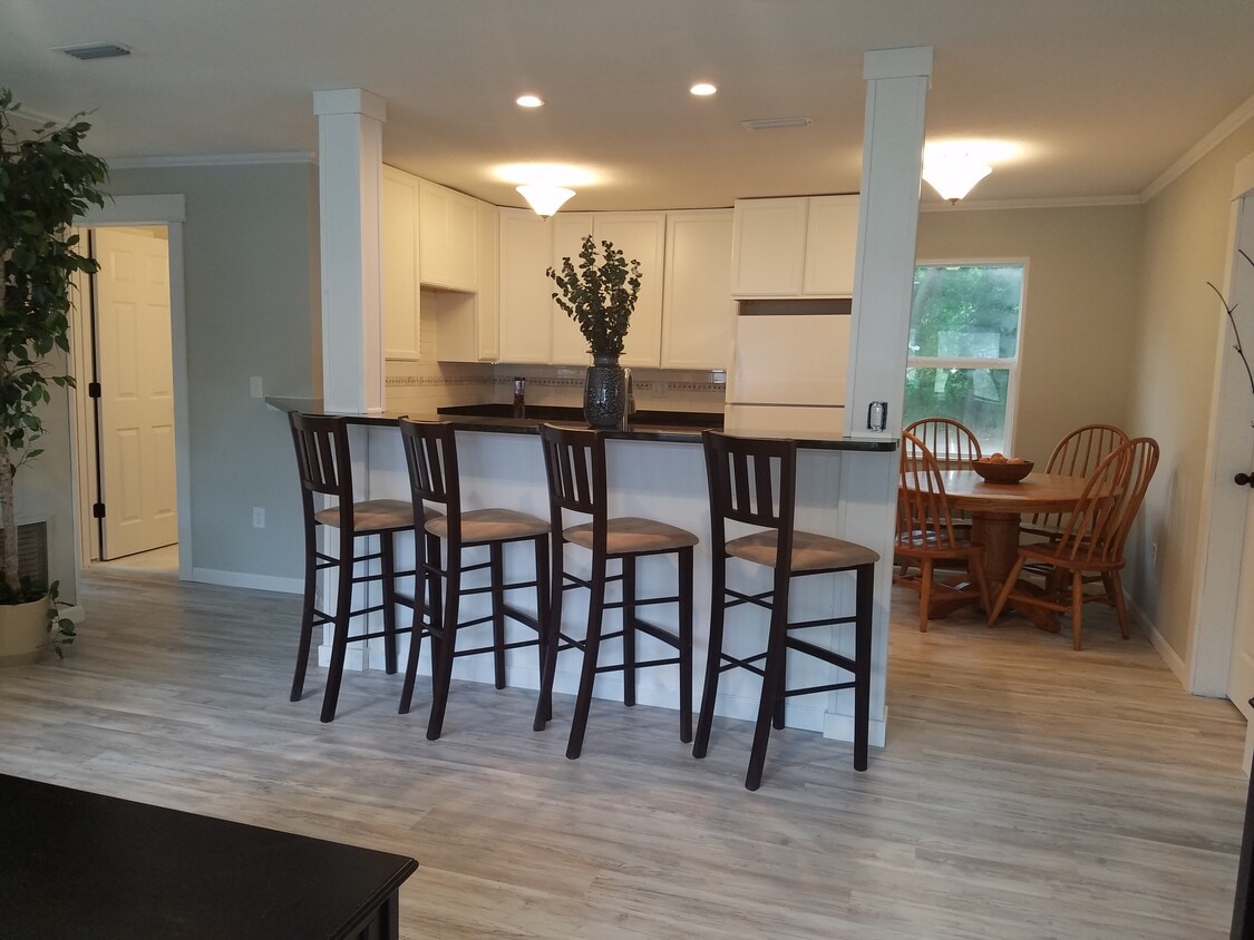 breakfast / entertaining bar - 1311 23rd St