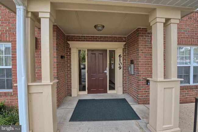 Building Photo - 6109 Springwater Pl